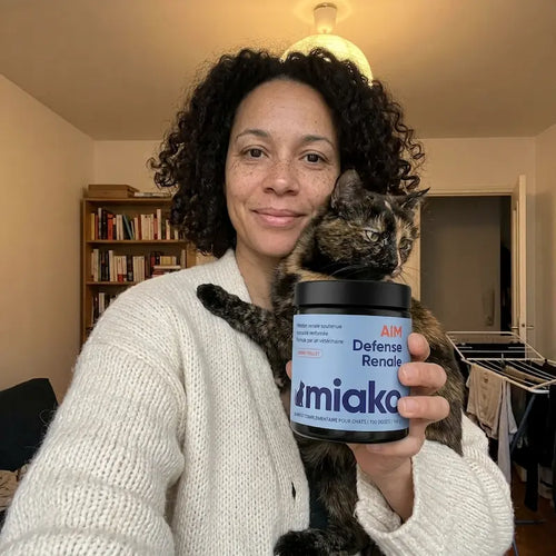 Amandine et sa chatte avec Miako AIM