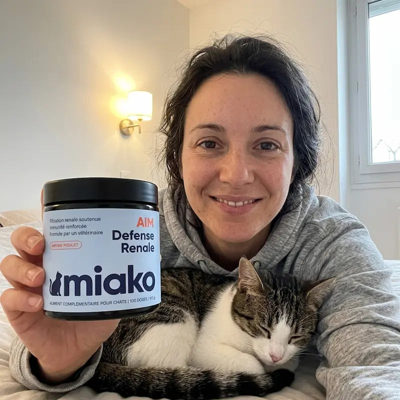 Camille et sa chatte Pistache avec Miako AIM Image