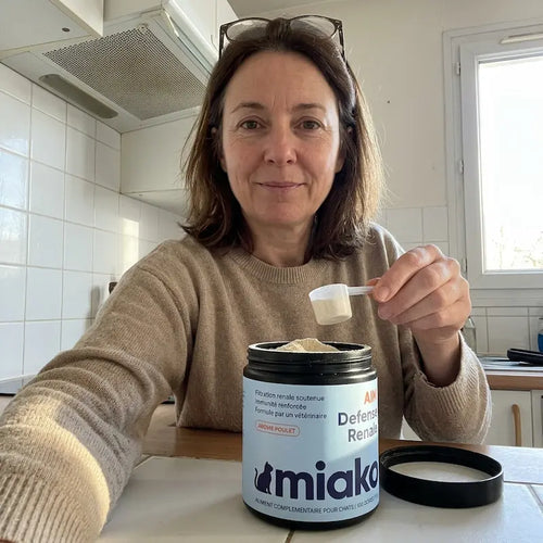 Nadia dosant Miako AIM dans sa cuisine